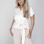 Crèmekleurige, kortermeouwige blouse met een strikceintuur in de taille | Accentil Jasmin Blouse Off White | Jo&Co Club
