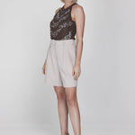 Een model presenteert een complete outfit, bestaande uit een donkerbruine | Accentil Jolie Top Espresso | Jo&Co Club