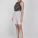 Een model presenteert een complete outfit, bestaande uit een donkerbruine | Accentil Jolie Top Espresso | Jo&Co Club