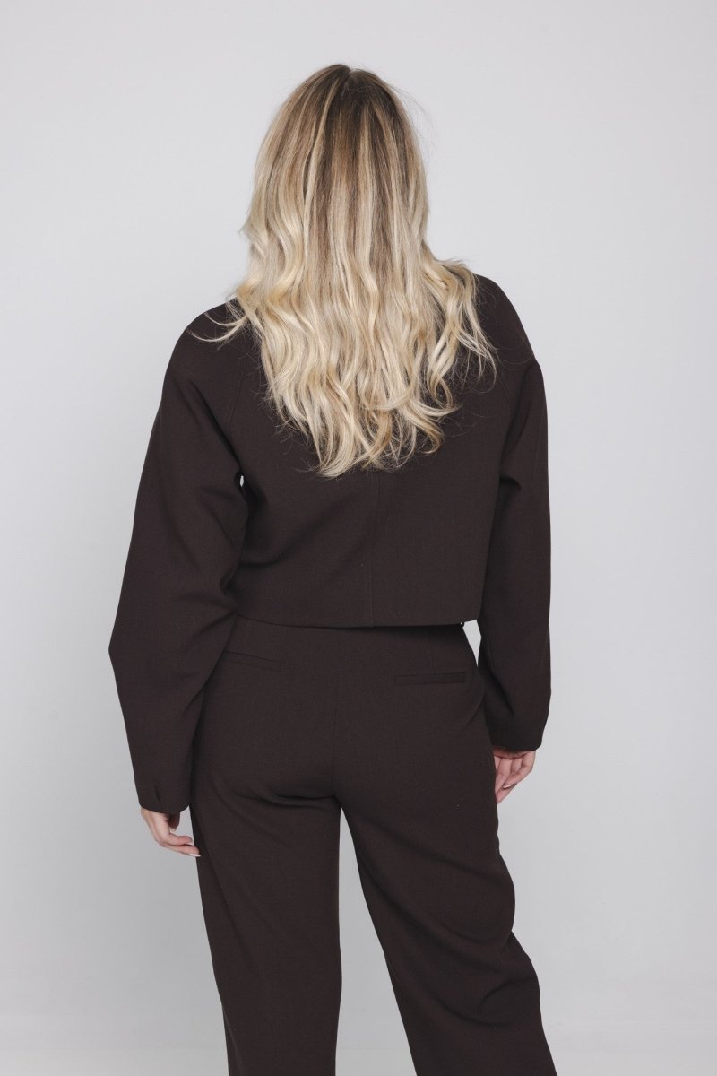 Achterkant kort jasje Accentil Daphne – valt net op de taille | Jo&Co Club