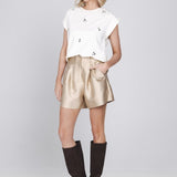 Een model presenteert een volledige outfit tegen een lichtgrijze achtergrond | Accentil Lore Short Sand | Jo&Co Club