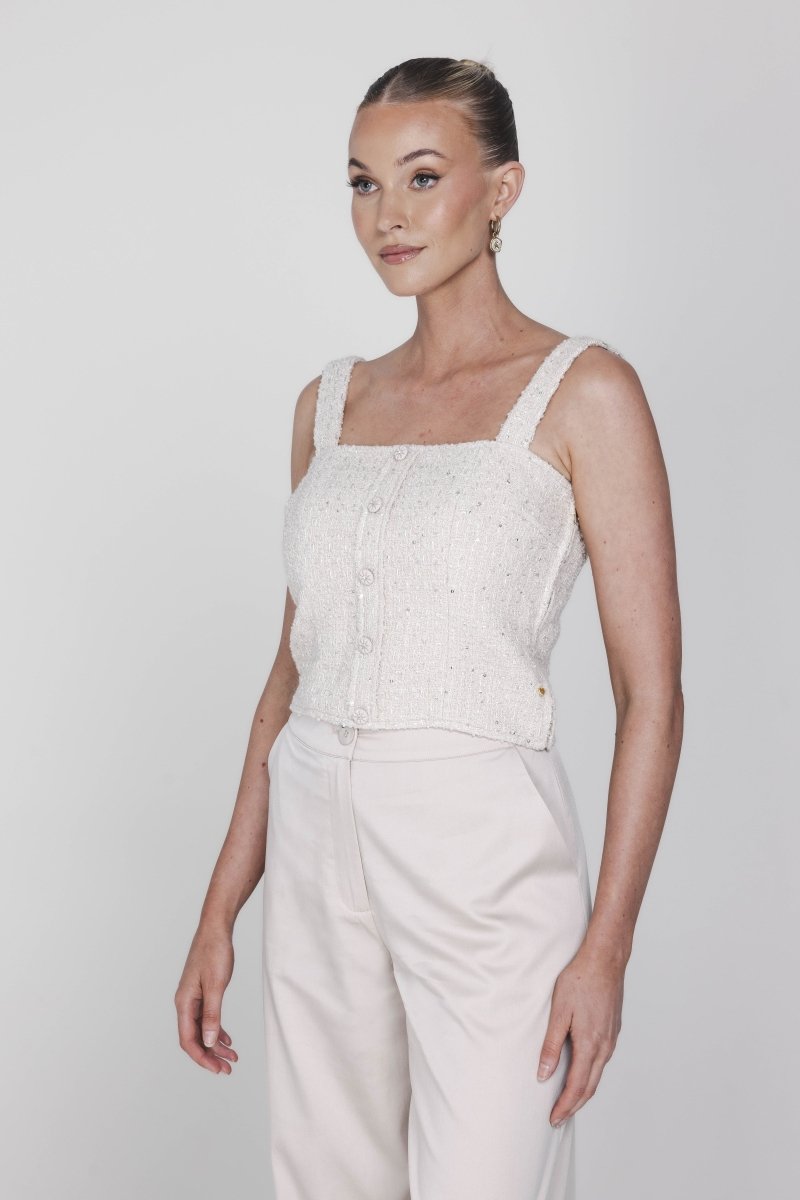 Mouwloze, gecropte top van een getextureerde, gebroken witte stof met een | Accentil May Top Dolce Beige | Jo&Co Club