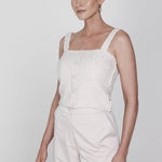 Mouwloze, gecropte top van een getextureerde, gebroken witte stof met een | Accentil May Top Dolce Beige | Jo&Co Club