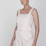 Mouwloze, gecropte top van een getextureerde, gebroken witte stof met een | Accentil May Top Dolce Beige | Jo&Co Club