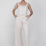 Een model poseert frontaal tegen een lichte, egale achtergrond in een monochrome | Accentil May Top Dolce Beige | Jo&Co Club
