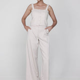 Een model poseert frontaal tegen een lichte, egale achtergrond in een monochrome | Accentil May Top Dolce Beige | Jo&Co Club