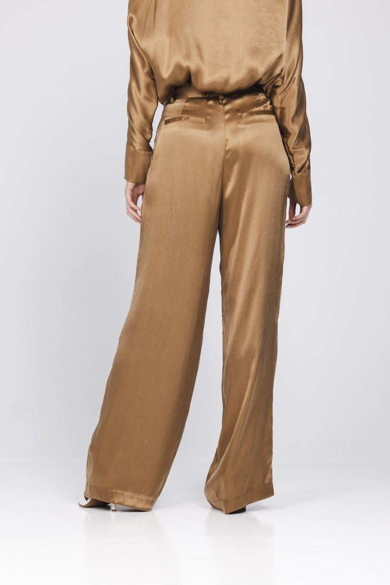 Een model, van achteren gefotografeerd, draagt een mokkakleurige set van een | Accentil Mira Pants Mokka | Jo&Co Club