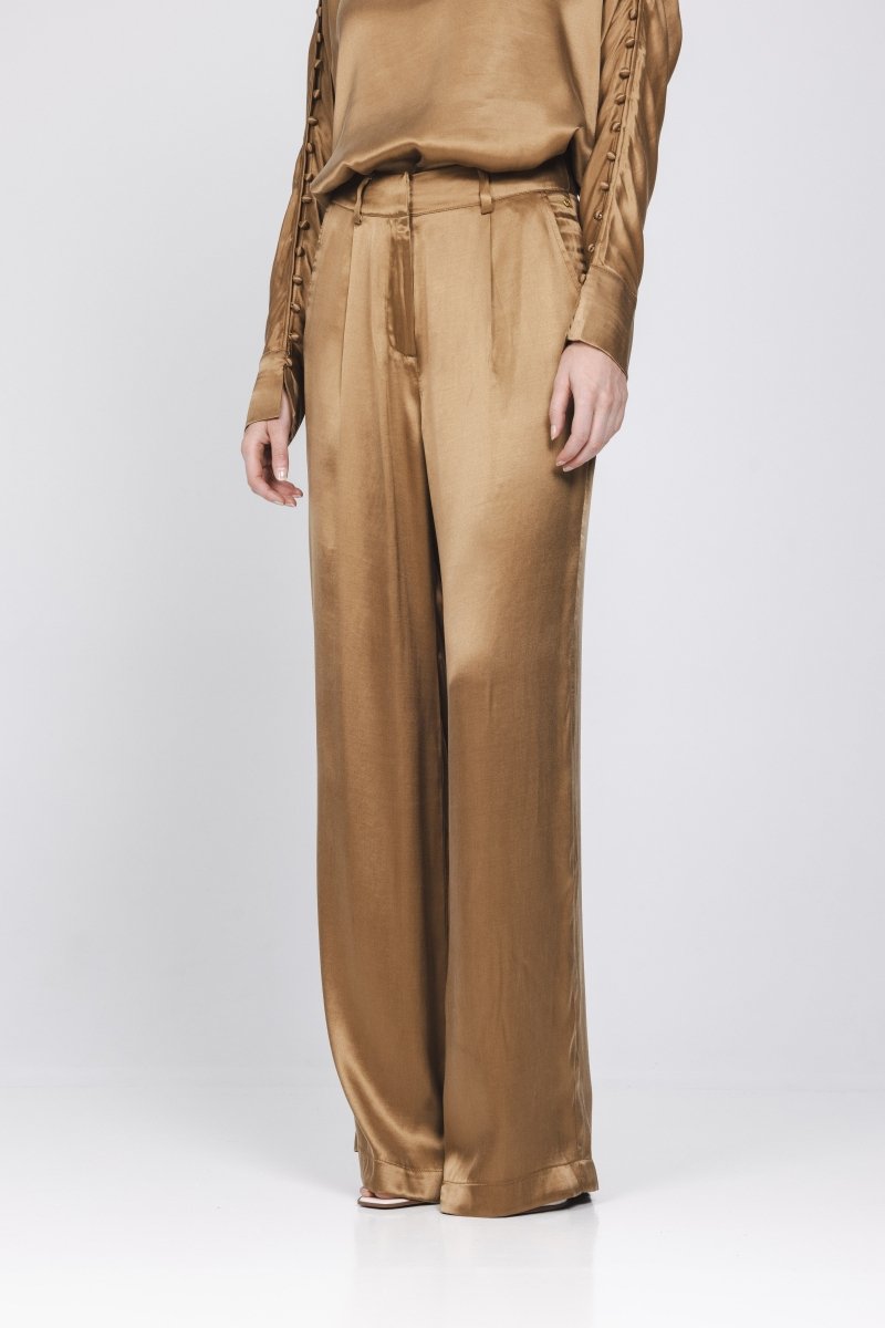 Monochrome set bestaande uit een glanzende, mokkakleurige blouse en een bijpassende | Accentil Mira Pants Mokka | Jo&Co Club