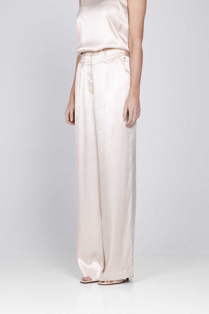 Satijnen, zachtroze broek met wijde pijpen en een hoge taille | Accentil Mira Pants Satin Pink | Jo&Co Club