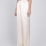 Satijnen, zachtroze broek met wijde pijpen en een hoge taille | Accentil Mira Pants Satin Pink | Jo&Co Club