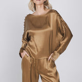 Tweedelige set in een glanzende, mokka-kleurige stof | Accentil Moda Blouse Mokka | Jo&Co Club