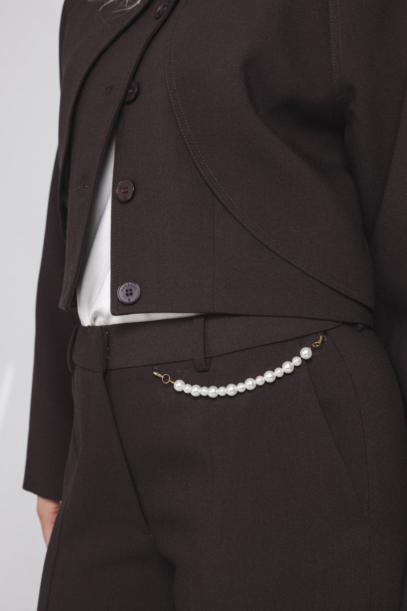 Detail pantalon Accentil Avael – parelkettinkje bij de voorzak | Jo&Co Club