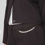 Detail pantalon Accentil Avael – parelkettinkje bij de voorzak | Jo&Co Club