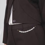 Detail pantalon Accentil Avael – parelkettinkje bij de voorzak | Jo&Co Club