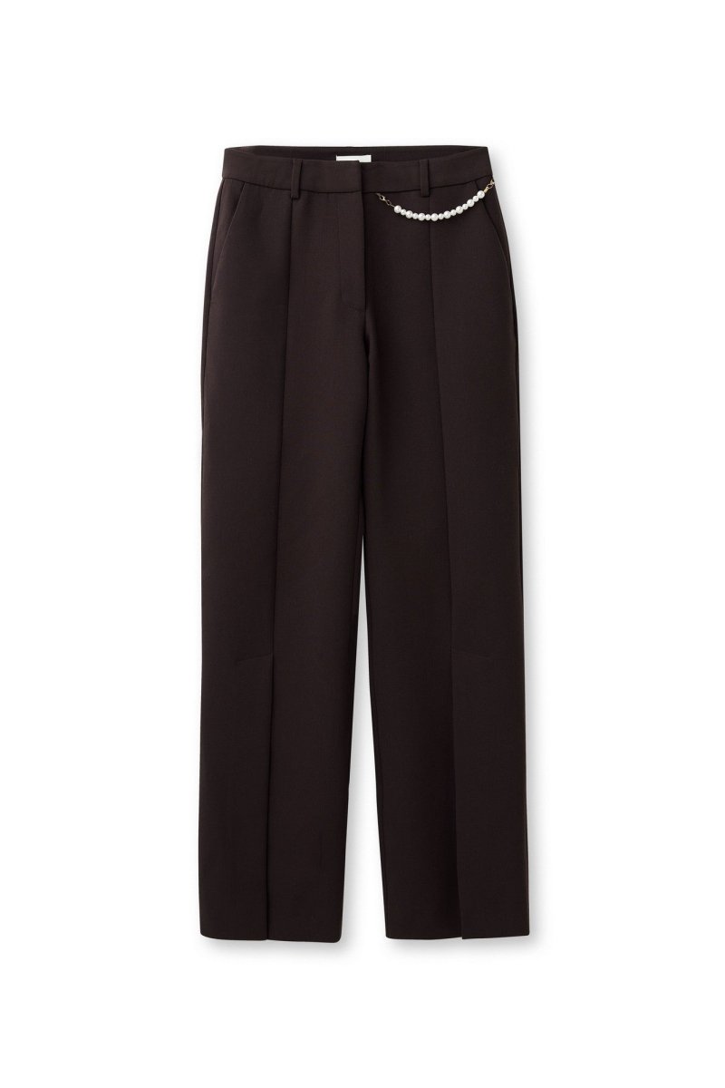Productfoto pantalon met parelketting Accentil Avael in dark roast | Jo&Co Club