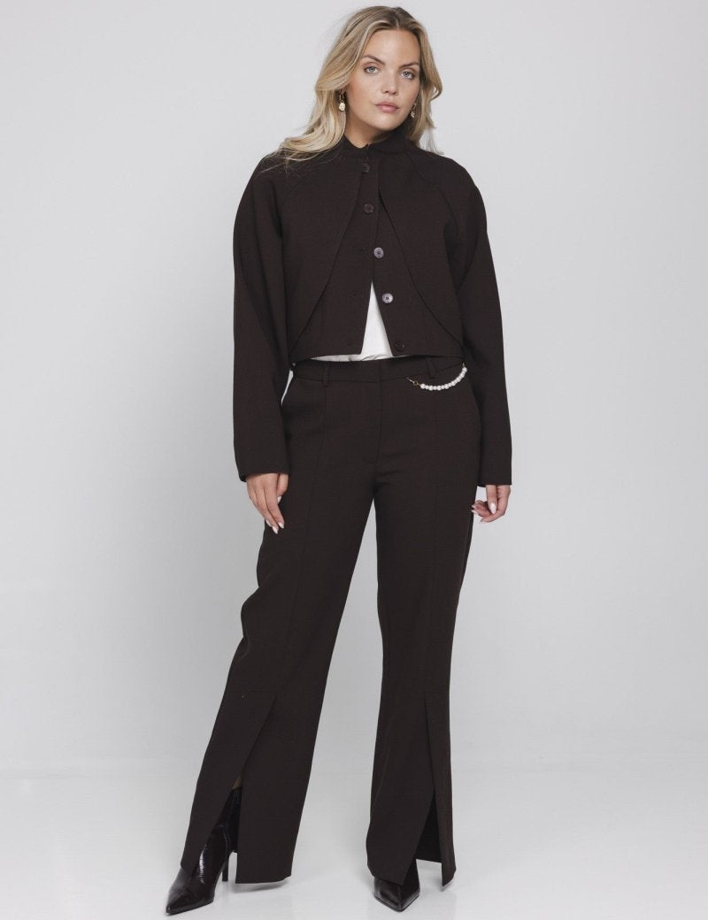 Model in pantalon met parelketting Accentil Avael en kort jasje Daphne, voorkant | Jo&Co Club