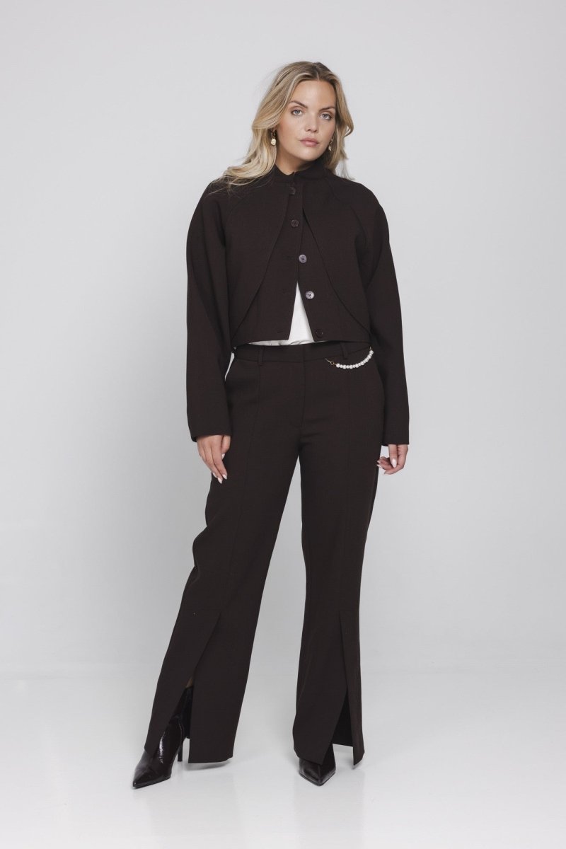 Model in pantalon met parelketting Accentil Avael en kort jasje Daphne, voorkant | Jo&Co Club