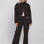 Model in pantalon met parelketting Accentil Avael en kort jasje Daphne, voorkant | Jo&Co Club