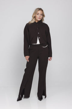 Model in pantalon met parelketting Accentil Avael en kort jasje Daphne, voorkant | Jo&Co Club