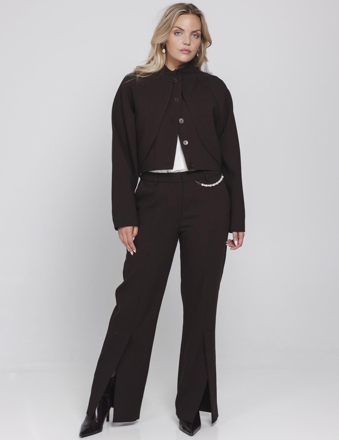 Model in pantalon met parelketting Accentil Avael en kort jasje Daphne, voorkant | Jo&Co Club