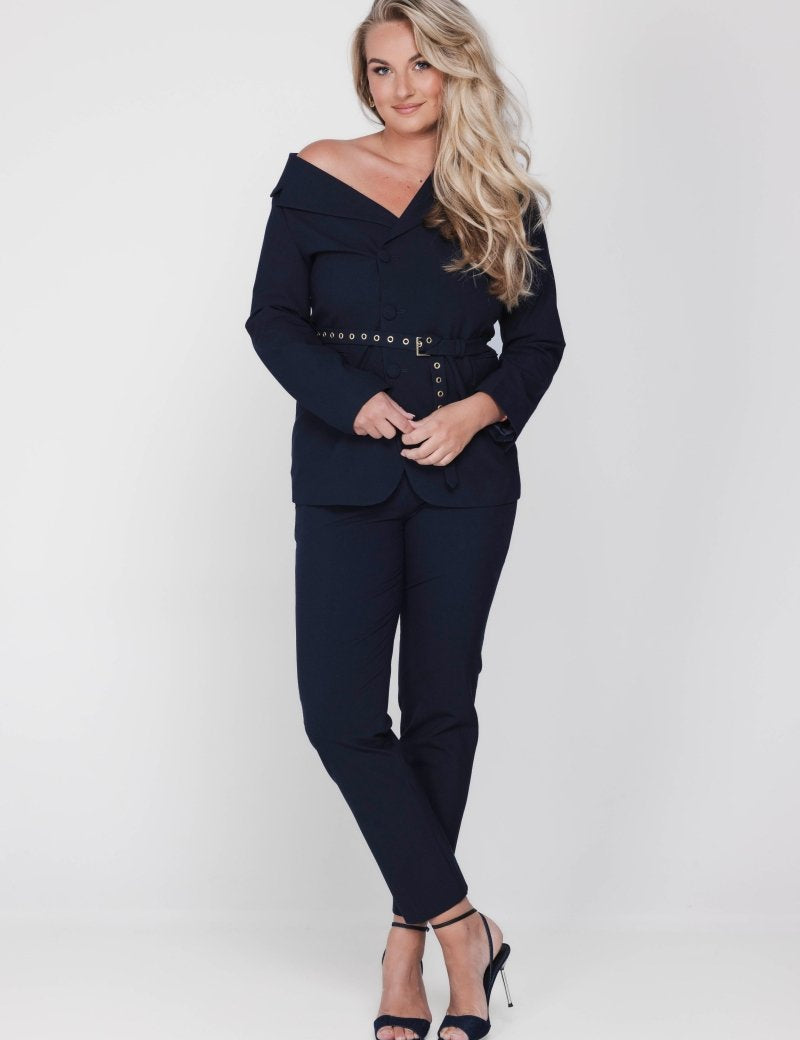 Accentil Amber Colbert en Roos pants op model met blons haar. Outfit voor zakelijke en chique gelegenheden.