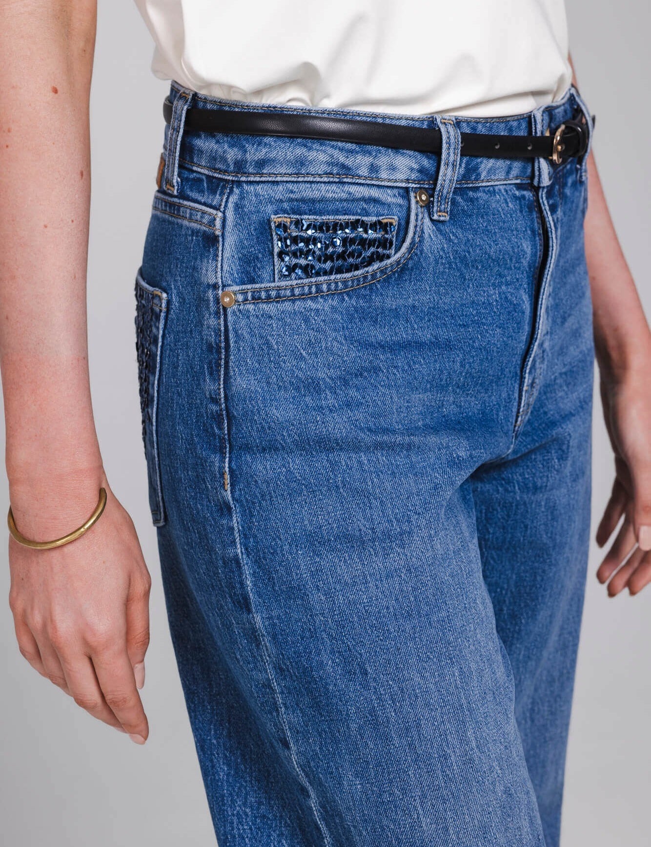 Detail straight jeans Accentil Avelin – steentjes op het muntzakje | Jo&Co Club