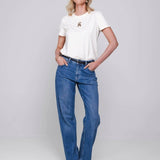 Straight jeans Accentil Avelin in middenblauw met wit t-shirt en pumps | Jo&Co Club