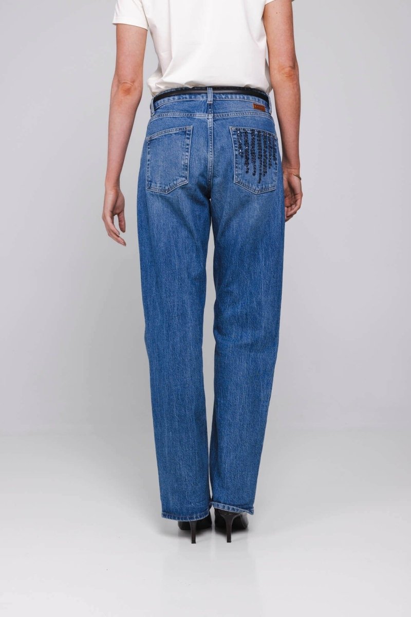Achterkant straight jeans Accentil Avelin met steentjes op de achterzak | Jo&Co Club