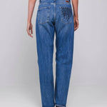 Achterkant straight jeans Accentil Avelin met steentjes op de achterzak | Jo&Co Club