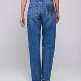 Achterkant straight jeans Accentil Avelin met steentjes op de achterzak | Jo&Co Club