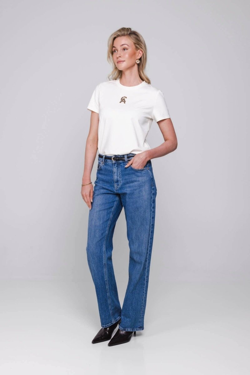 Model in straight jeans Accentil Avelin – hoge taille en rechte pijpen | Jo&Co Club