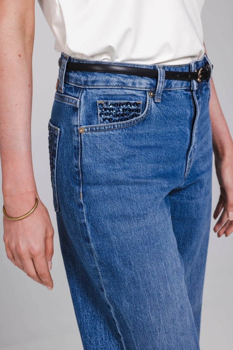 Detail straight jeans Accentil Avelin – steentjes op het muntzakje | Jo&Co Club