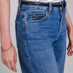 Detail straight jeans Accentil Avelin – steentjes op het muntzakje | Jo&Co Club