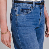 Detail straight jeans Accentil Avelin – steentjes op het muntzakje | Jo&Co Club