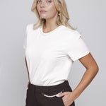Model in t-shirt met parels Accentil Zeya, half ingestopt in een pantalon | Jo&Co Club
