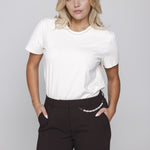 T-shirt met parels Accentil Zeya in warm ivoor – parels langs de ronde hals | Jo&Co Club