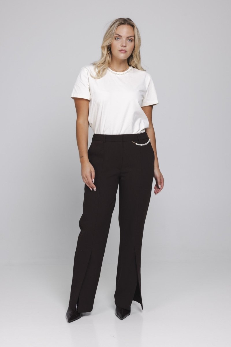 Model in t-shirt Accentil Zeya met donkerbruine pantalon Avael, voorkant | Jo&Co Club