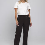 Model in t-shirt Accentil Zeya met donkerbruine pantalon Avael, voorkant | Jo&Co Club