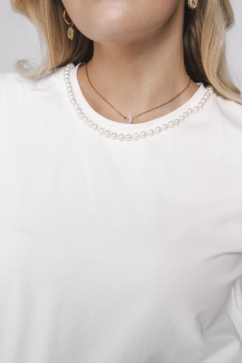 Detail t-shirt Accentil Zeya – rij parels langs de boord van de hals | Jo&Co Club