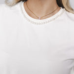 Detail t-shirt Accentil Zeya – rij parels langs de boord van de hals | Jo&Co Club