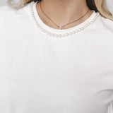 Detail t-shirt Accentil Zeya – rij parels langs de boord van de hals | Jo&Co Club