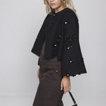 Model in top met bloemen Accentil Teya van opzij – brede driekwart mouwen | Jo&Co Club