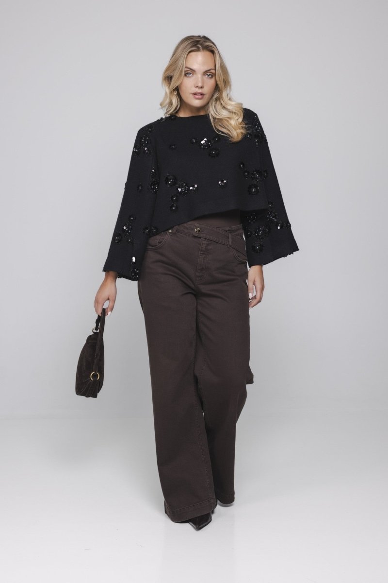 Model in korte top Accentil Teya met bruine wijde jeans, voorkant | Jo&Co Club