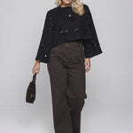 Model in korte top Accentil Teya met bruine wijde jeans, voorkant | Jo&Co Club