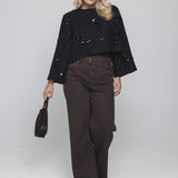Model in korte top Accentil Teya met bruine wijde jeans, voorkant | Jo&Co Club