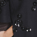 Detail top Accentil Teya – zwarte bloemetjes met pailletten en kraaltjes | Jo&Co Club
