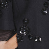 Detail top Accentil Teya – zwarte bloemetjes met pailletten en kraaltjes | Jo&Co Club