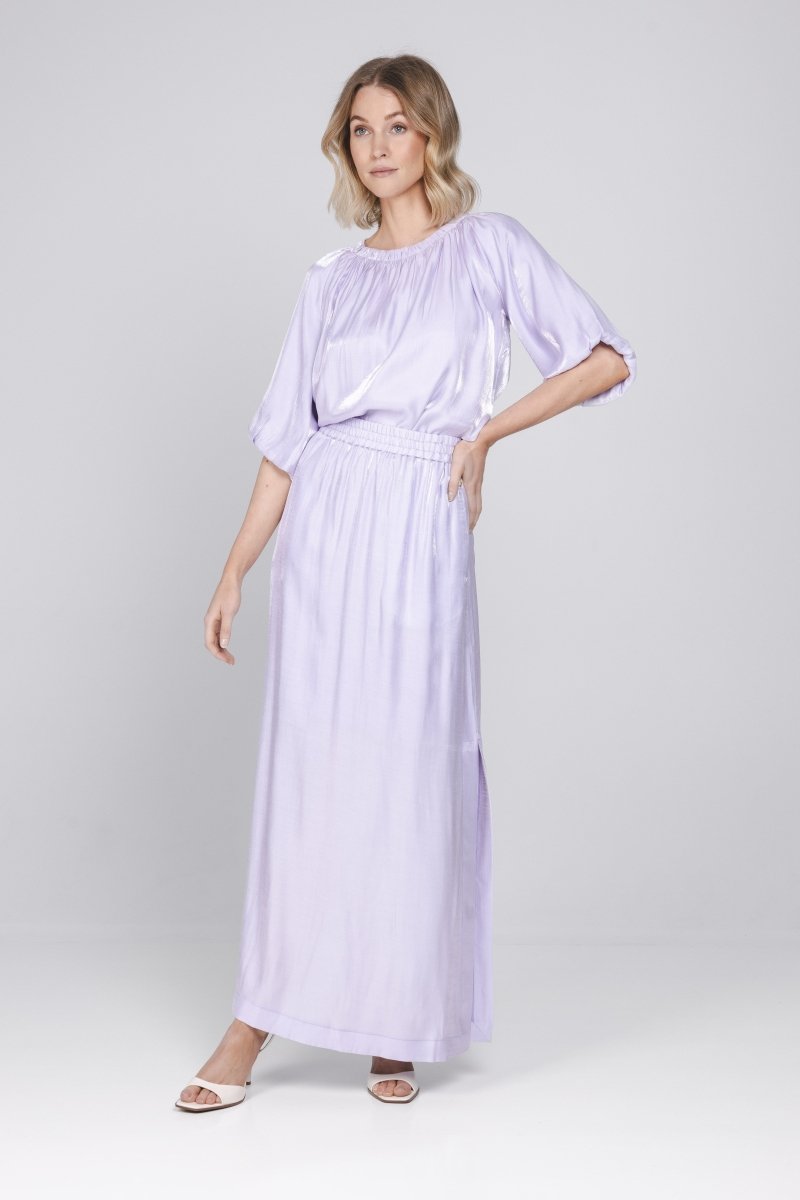 Lange, glanzende lila rok met een bijpassende top, waardoor het de uitstraling van | Accentil Vela Skirt Lila | Jo&Co Club