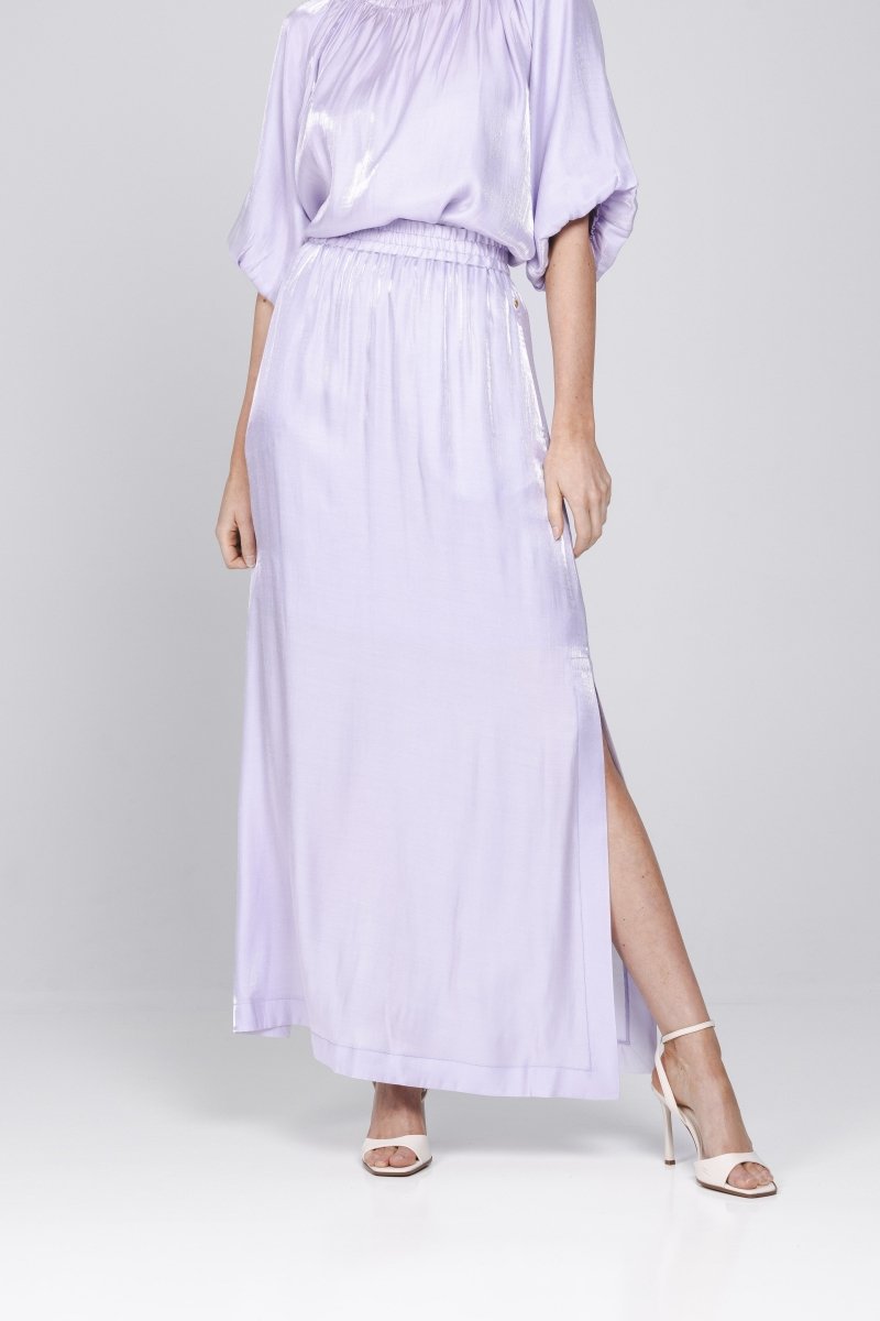 Tweedelige set in een glanzende, lila stof | Accentil Vela Skirt Lila | Jo&Co Club