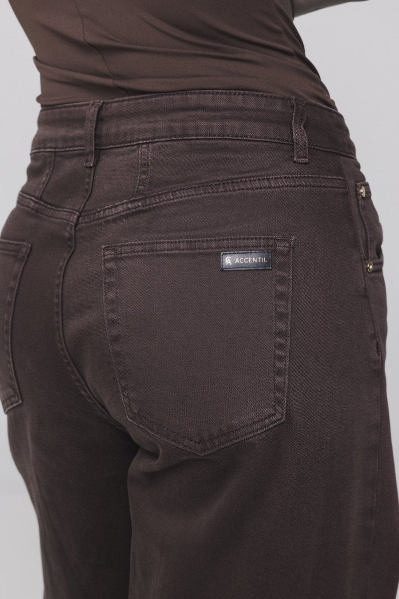 Detail achterzak wijde jeans Accentil Minae met Accentil-label | Jo&Co Club